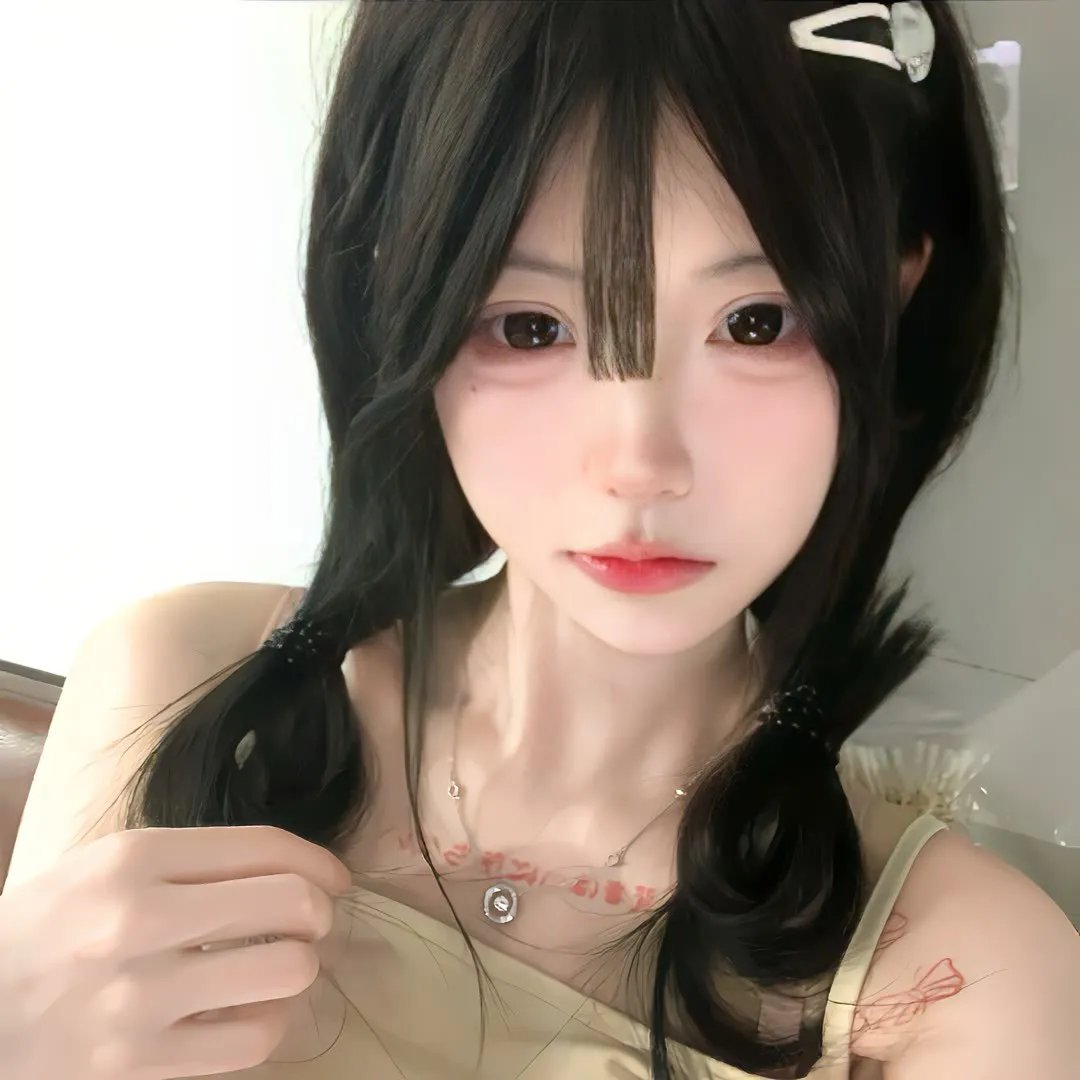 落在她身边